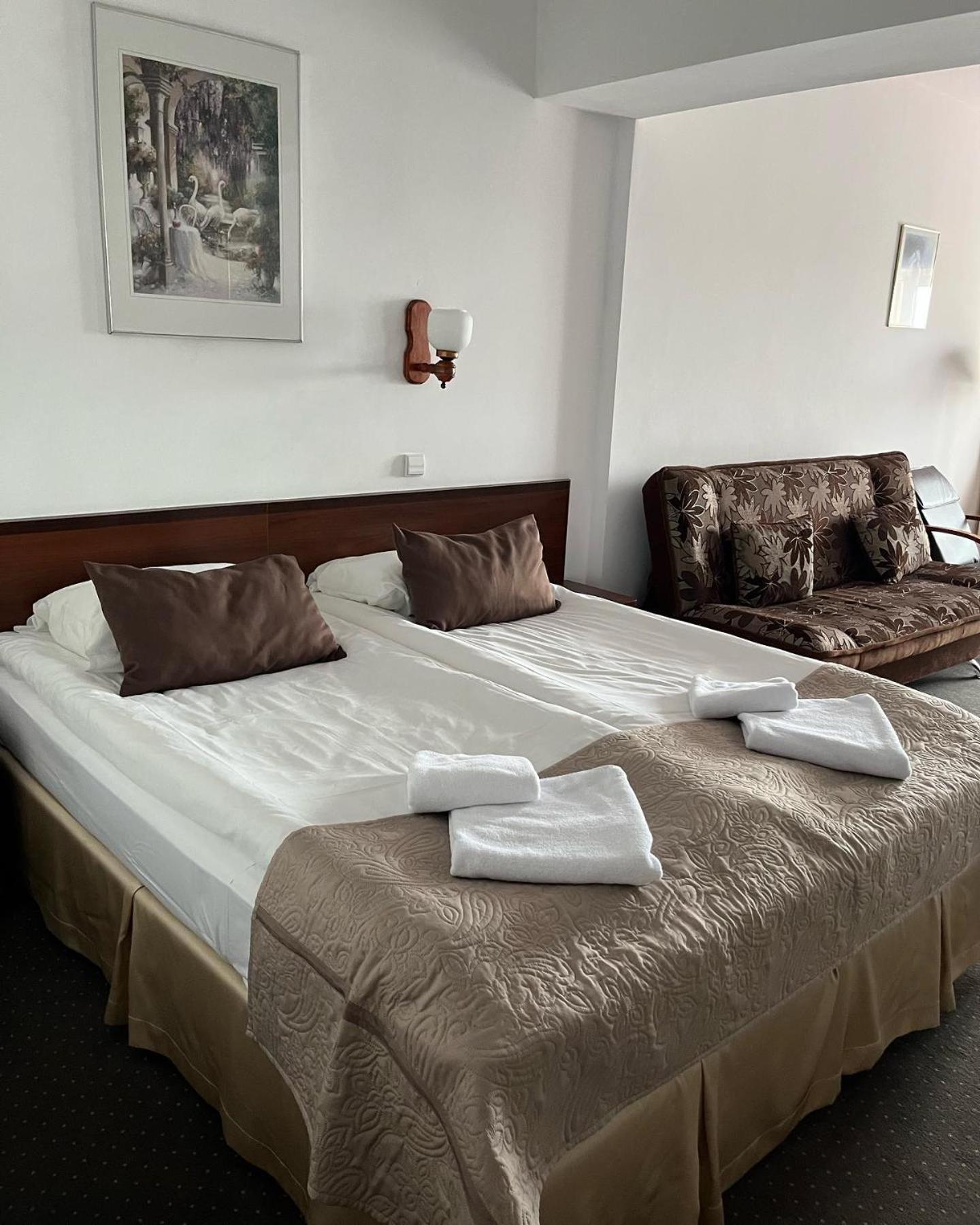 Eva Hotel Mrągowo Buitenkant foto